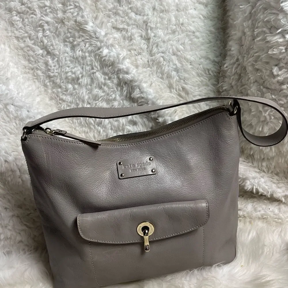 Kate Spade leather gray medium shoulder bag with gold tone hardwares.